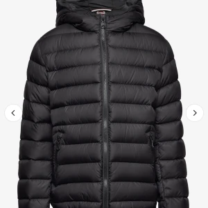 Colmar jacka  - Jag säljer nu min svarta colmar jacka den är i ny skick och köpt för mindre en ett halv år sedan. Den har inga slitningar eller något.