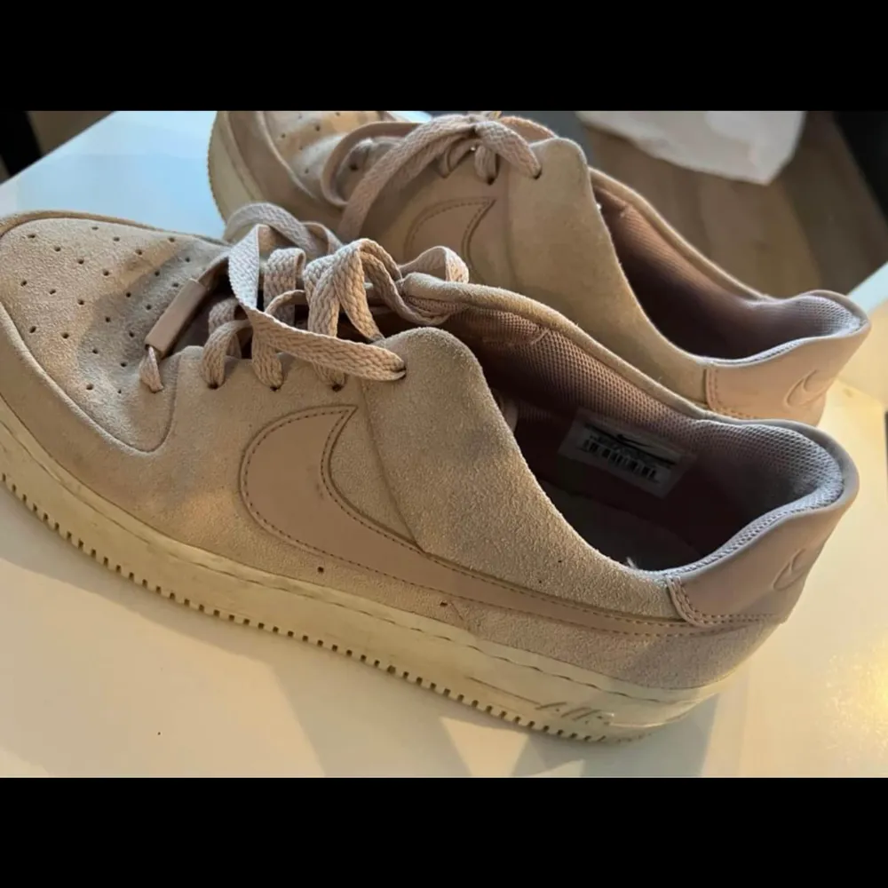 Nike air force sage low, använda ett par gånger. . Skor.