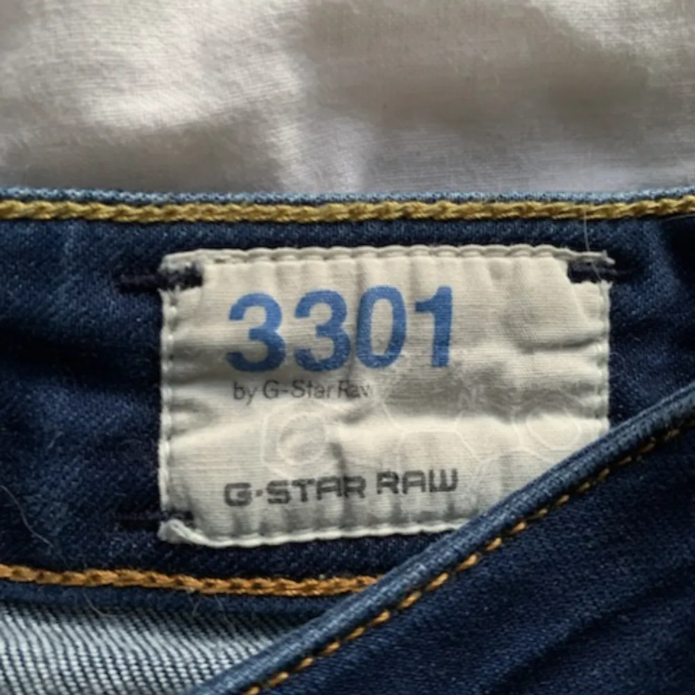 Säljer mina lågmidjade g-star jeans då dem tyvärr inte kommer till användning längre. Sömmen på lappen där bak har gått upp lite men det går lätt att fixa💞. Jeans & Byxor.