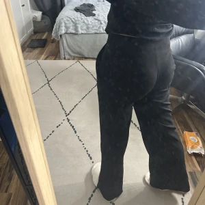 Kostymbyxor  - Snygga och bekväma kostymbyxor från nakd! De är jättesköna och de är raka i modellen. Storlek 34 och passar perfekt på mig som är 160. Skriv vid intresse ❤️