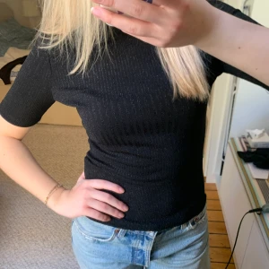 Glittertopp - Glittertopp ifrån bikbok i nyskick! Men kommer inte till användning, perfket till fest och vardags.