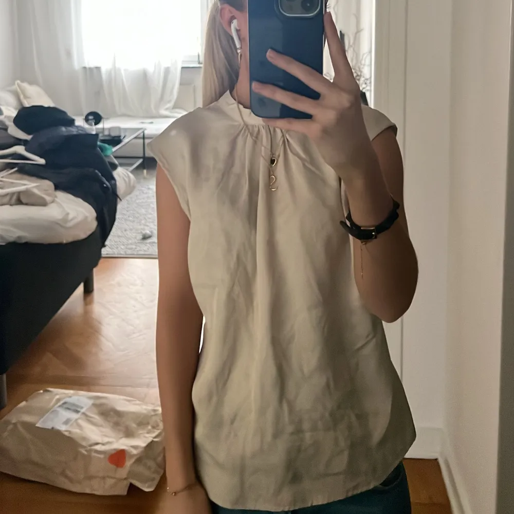 Snygg fest topp som passar bra till vardags också, från mango i storlek s, använd en gång. Yläosat.