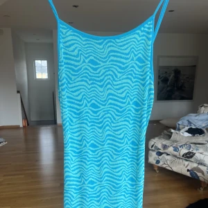 Jacquard Mini Dress Knit blue - Blå/grön mönstrad söt klänning, har klippt bort lappen i ryggen annars är den som ny! Köparen står för frakt🤍