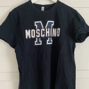 Moschino tshirt - Tshirt från moschino, väldigt skön och mjuk i materialet. Inga defekter på trycket!💙