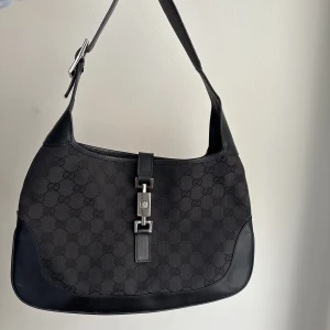 Gucci Jackie väska  - Säljer en otroligt fin vintage Gucci väska i modellen Jackie (givetvis äkta). Skriv för mer info och bilder. Köparen står för frakt! 