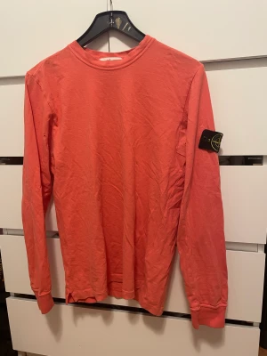 Stone island tröja - Hej! Jag säljer min stone island långärmad t-shirt i färgen korall. Hör av er om ni undrar något!  Mvh Eskil  