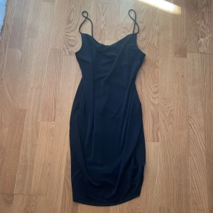 Vacker klänning  - Vacker klänning i silkes material. Aldrig använd. Storlek S