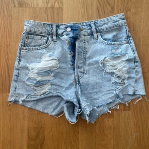 Jeans Shorts - Snygga shorts. Aldrig använd. Säljer pga att dom är för stora för mig. Storlek EU 38