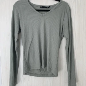 Långärmad tröja - En långärmad tröja som inte kommer till användning. Jättefint skick och använd ca 2 ggr. Den är lite grågrön i färgen. Skriv om ni vill ha fler bilder hur den sitter på och så💞