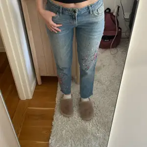 Zara jeans!!  Ballt mönster på sidorna⭐️