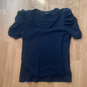 T-Shirt, med puffiga armar  - Aldrig använd, skönt stretchiga material storlek M