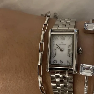 Armband - Saljer mitt jättefina berlock armband fran Syster P, då den behöver mer kärlek 😪💖är tyvärr ingen silver människa längre😕Ny pris: 799kr Pris: 700kr oanvänd • Skriv privat vid intresse! Köparen står för frakten!