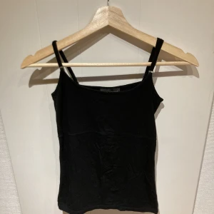 Svart linne - Svart linne i märket Ilse Jacobsen Hornbæk. Väldigt bra kvalitet. Det står på lappen att den är i storlek S, men skulle säga att det är mer som en XS. Jag säljer det pga att jag inte använder det så ofta.