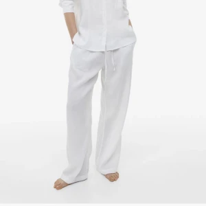 NYA LINNEBYXOR H&M slustålda - Storlek S. Helt nya med lappar! Vita Raka Low waist. H&M. Slutsålda. Hör av dig om du är intresserad❤️