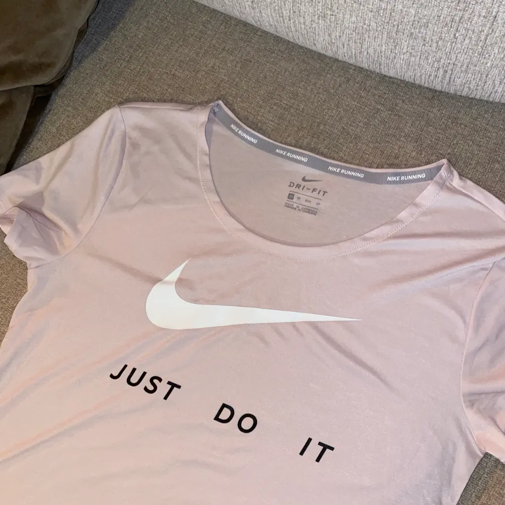 Träningstshirt från Nike. Bra skick, storlek xs.. Toppar.