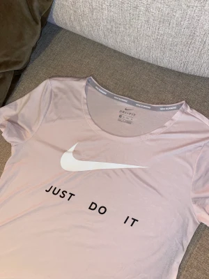 Träningstshirt nike - Träningstshirt från Nike. Bra skick, storlek xs.