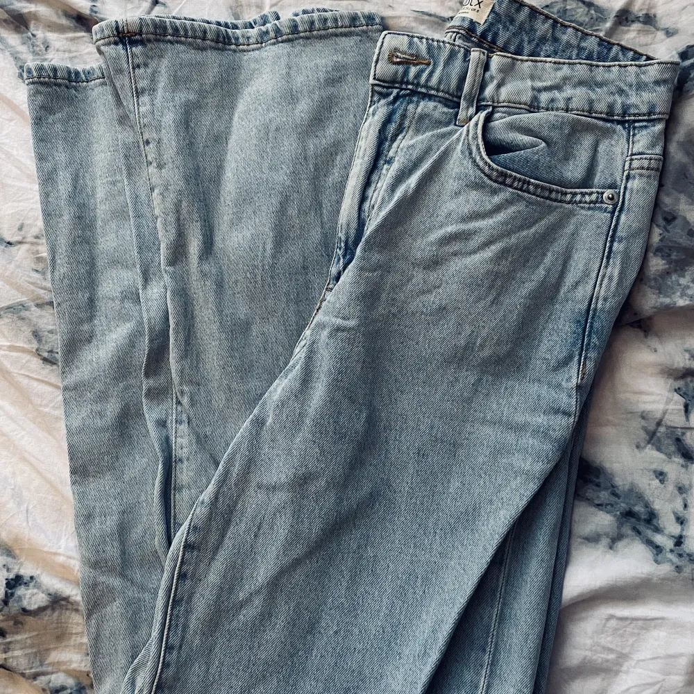 Säljer dessa utsvängda jeans från Lindex. Strl 34 men har även ett par likadana i strl 36 som jag säljer.  Använda några gånger men annars har de bara legat i garderoben. Ostyrkta på bilderna 😊. Jeans & Byxor.