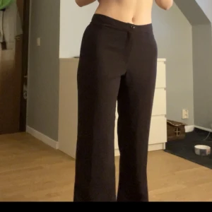 Lågmidjade Kostymbyxor  - 💗Superfina kostymbyxor i brun/lila färg. Använda några gånger men i bra skick 💗