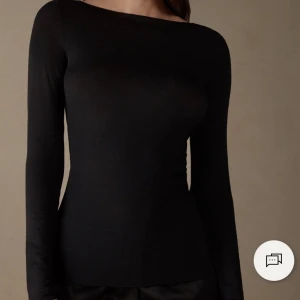 Svart topp - Svart liknande intimissimi tröja i storlek S