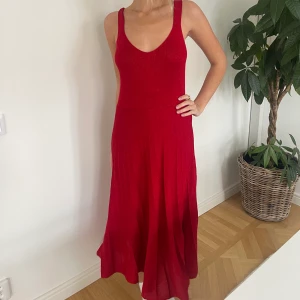 Röd klänning - Säljer denna röda drömmen!! Klänningen är glittrig❤️. Jag är runt 1,70 lång!!