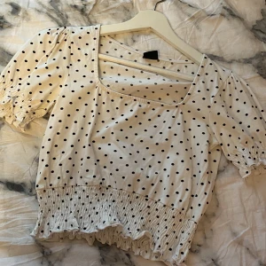 Prickig tröja | Gina Tricot - Säljer denna tröja från Gina Tricot. Ganska sparsamt använd men tvättad några gånger. Storlek M men mindre i storlek, passar mig super som har S.   Säljer pga att den inte används längre 😊