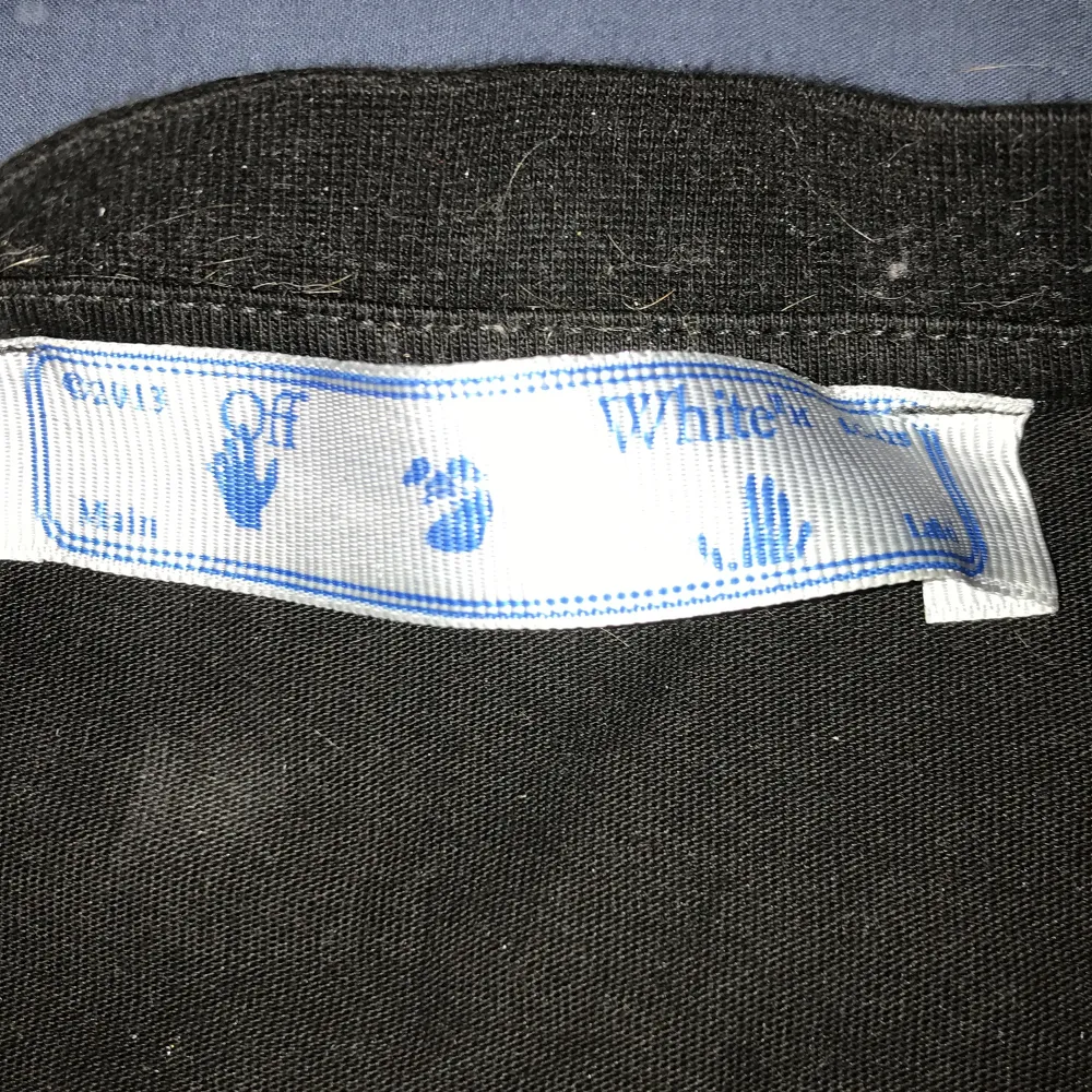 Off white tröja har använt den 7 gånger ungefär den är äkta och har QR kod man kan scanna. T-shirts.