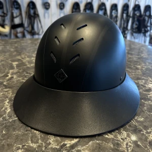 Charles Owen My PS Wide Peak - Svart Charles Owen My PS Wide Peak. Superfin hjälm med stor solskärm, nästintill oanvänd och aldrig avramlad med! Med Mips, storlek 58! Nypris 3549, mitt pris 2750kr. Köparen står för frakten! ✨