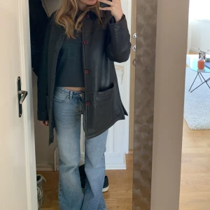Mörkbrun skinnjacka  - Mörkbrun skinnjacka köpt på vintage butik i Barcelona. Herrmodell så lite oversized, passar storlek XS-M. 