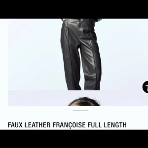 Skinnbyxor zara - Nya skinnbyxor från zara. Har enbart testats, sälja då jag inte hann retirera dem. Byxorna är i storlek Xs. Frågor eller fler bilder på jeansen kan tas privat. Kan posta eller mötas upp i centrala sthlm💗