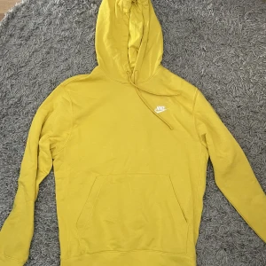 nike hoodie - Inprincip helt oanvänd och säljer för att jag inte använder den och gillar inte den riktigt Nypris 649   Den är S men sitter som M