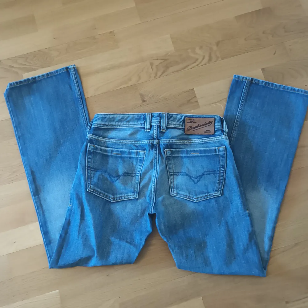  Ett par blåa jeans i bra skick. Säljer pga att de är för stora på mig. Jeans & Byxor.