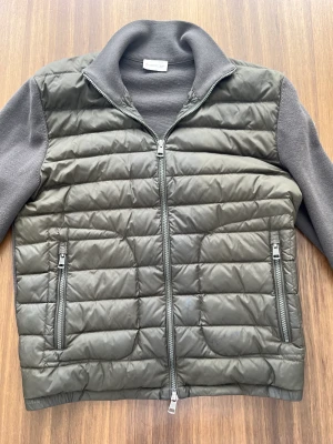 Moncler cardigan - Mörkgrön Moncler cardigan. Nypris runt 7000 kr. Använd men har varit väldigt försiktigt. Kom dm för certificate! 