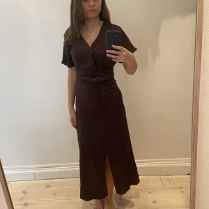 Brun klänning från Ginatricot - Brun klänning från Gina tricot. Superfin och faller väldigt elegant. Storlek S. Använd få gånger. 