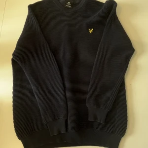 Lyle&Scott tjocktröja - Super fin mörk blå långärmad tröja från Lyle&Scott. Den är i perfekt skick utan konstigheter. Går att posta eller träffas upp :)
