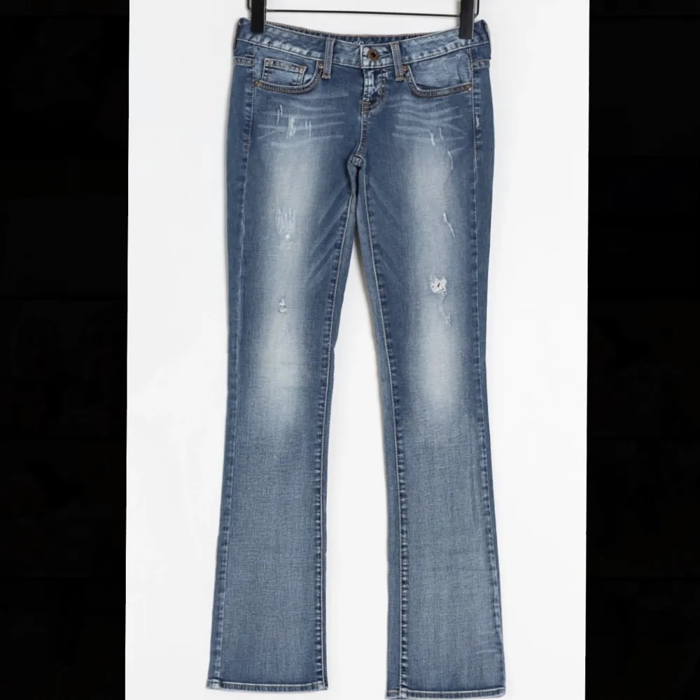 Intressekoll på mina as snygga jeans från guess, köpta för cirka 1000kr och i jättefint skick! Hör av er vid frågor💗. Jeans & Byxor.