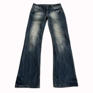 Lågmidjade Y2K Bootcut Jeans - Skit coola y2k lågmidjade bootcut jeans! Midjemåttet: 39.5cm tvärsöver Innerbenslängden: 81cm PS: Kolla igenom mitt konto ni kommer hitta många y2k och vintage plagg