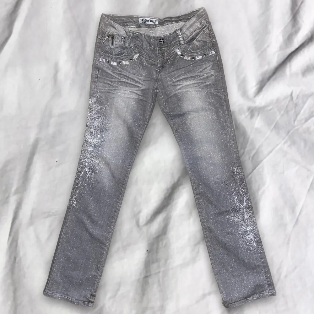 lågmidjade jeans med fina detaljer och fin grå glittrig färg som tyvärr är för små för mig :/ midjemått: ca 83 cm. innerbenslängd: ca 84 cm. buda gärna!!💋. Farkut & Housut.