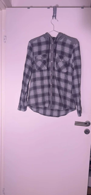 Skjorta med luva  - Flanell shorta med luva 