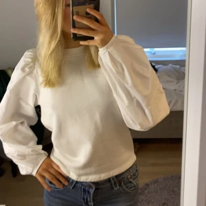 Tröja - Vit tröja från Gina tricot som är precis som ny då den nästan aldrig kommit till användning❤️❤️❤️