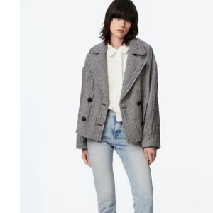 Jacka  - En jacka som inte kom till användning köpt för ett år sedan. Pris lappen sitter kvar. Perfekt till kyliga nätter när sommaren kommer. 