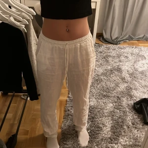 Linnebyxor  - Säljer dessa linnebyxor från Design by si💗inga defekter förutom att de blivit lite bruna längst ner som inte går bort, perfekt i längd för mig som är 170🤍 kontakta vid intresse!💕