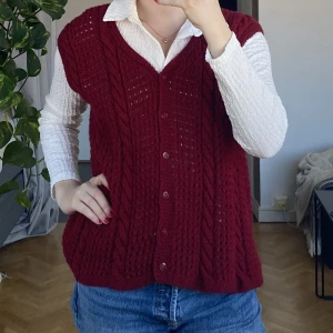 Stickad väst - Stickad vinröd/seris väst i bra skick