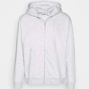 Säljer denna Zip hoodien från Weekday, oversized. Använd fåtal gånger. Säljer för 150kr+frakt.
