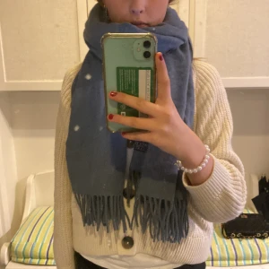 Acne halsduk - Köpte för 2000kr, säljer för 275!!!!men pris kan diskuteras, köp direkt för 300 !!! Säljer pga kommer tyvärr inte till andvändinc, perfekt när det är snö i Sthlm igen men även när det är en kall vårdag!!!!