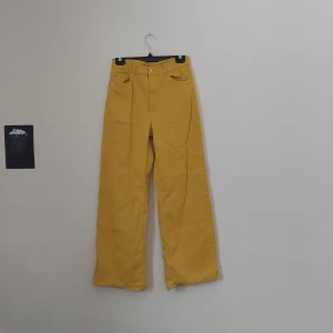 Gula jeans - Gula vida jeans med hög midja från HM.