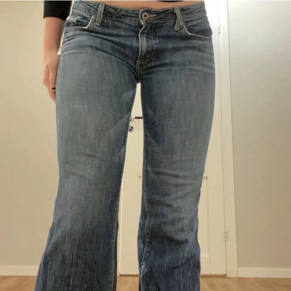 Säljer dessa sjukt snygga jeans jag köpte på plick för lite mer än ett halv år sedan. Jag har använt jeansen ett fåtal gånger. Jeansen är lite slitna men inget man tänker på❤️ Bilderna är lånade av den föredetta ägaren. Jeans & Byxor.