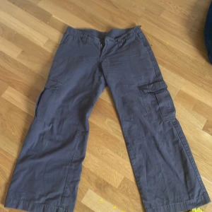 Brandy Melville cargo byxor - Grå cargobyxor från Brandy. De passar mig som är S/M. I modellen ” tatum”.  Hör av er vid frågor <33 Inköpspris 550 kronor