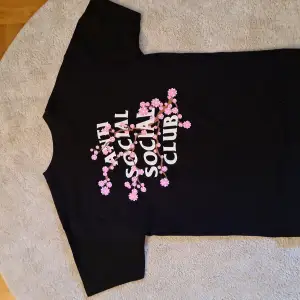 Anti Social Social Club Cherry Blossom T-Shirt   Köpt för 1600kr    storlek L passar även XL 