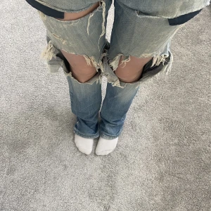 Armani jeans  - Snygga jeans från Armani jeans. Jag har midjemått 75 cm och dom är lite större på mig. Tunnare material men väldigt sköna. Storlek 36. Väldigt coola med perfekt mycket hål. Nypris 1200 kr säljer för 500. 