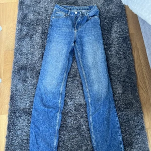 Högmidjade jeans från bikbok - Säljer dessa jeans från bikbok i storlek 25💘 köpte för några år sedan men det är fortfarande i super fint skick! Det är hyfsat långa för mig som är 177 cm💕 